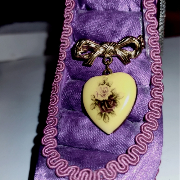 Classic Enamel Heart w/ Vintage Floral on Locket Dangling  Gold Bow Brooch - Picture 6 of 11